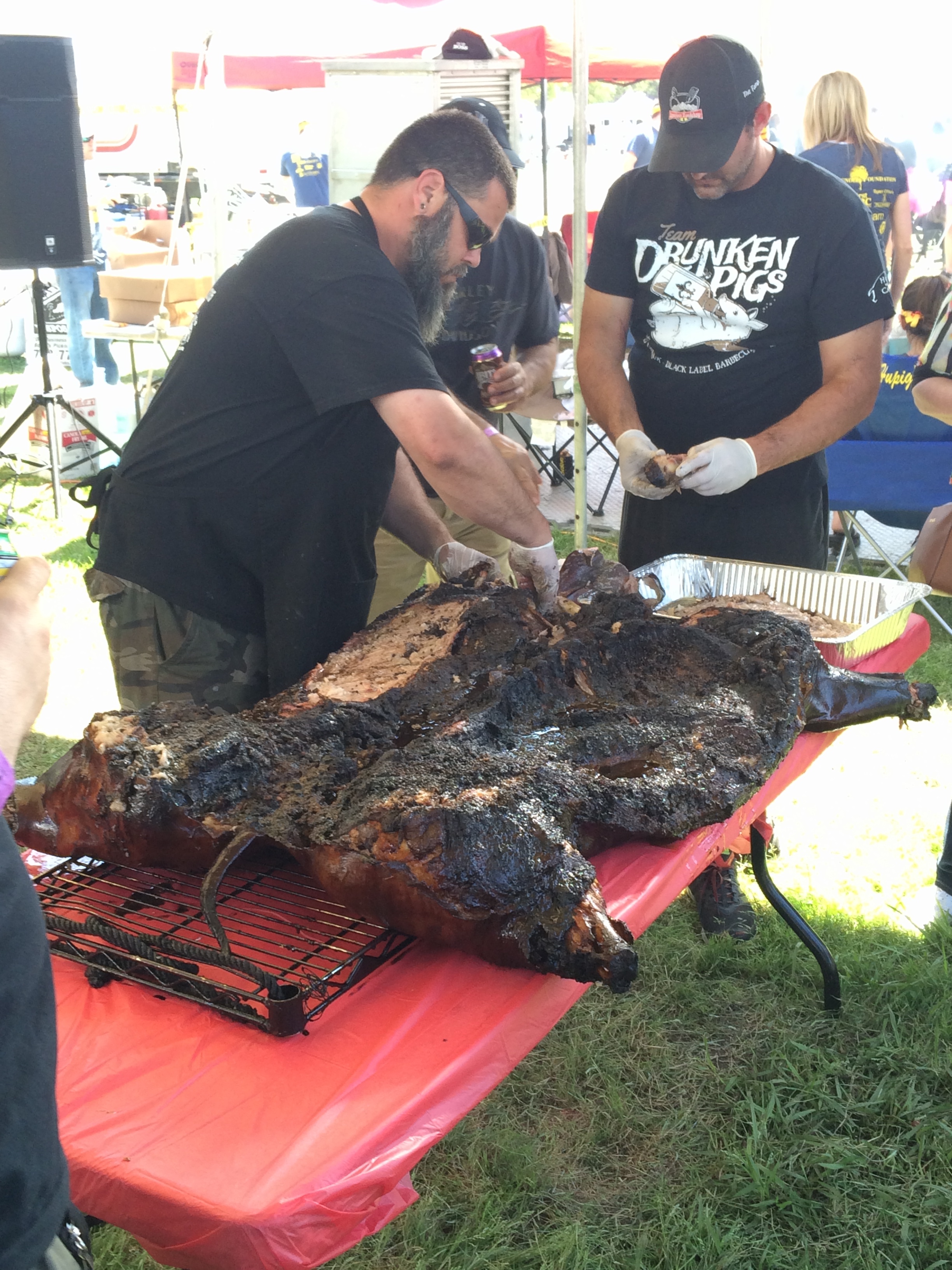 Whole hog cutting by the Drunken Pigs