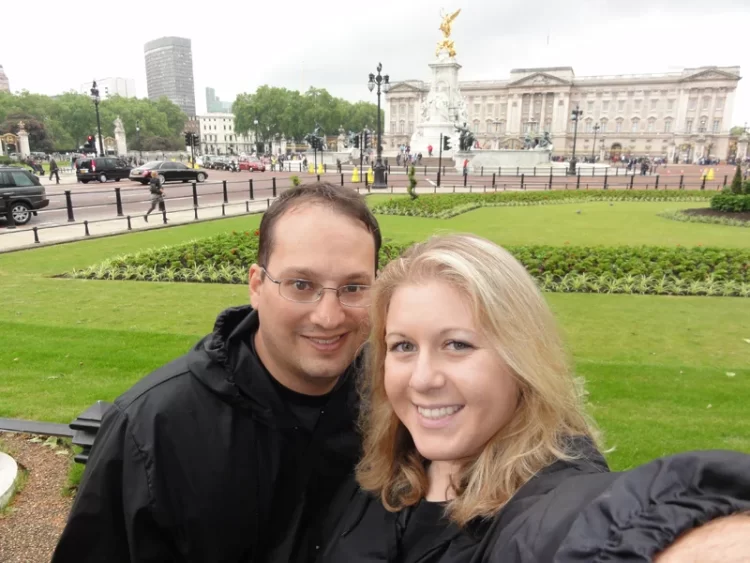 A couple's first time in London: Buckingham Palace